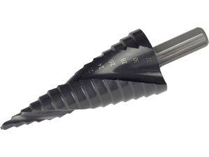 Lépcsős fémfúró HSS-Co, spirál, 15 lépcsős (4-32 mm, 2 mm lépcsők), befogás: 10 mm